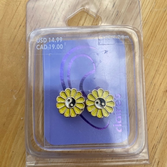 🌻 Claire’s Earring - Picture 3 of 4